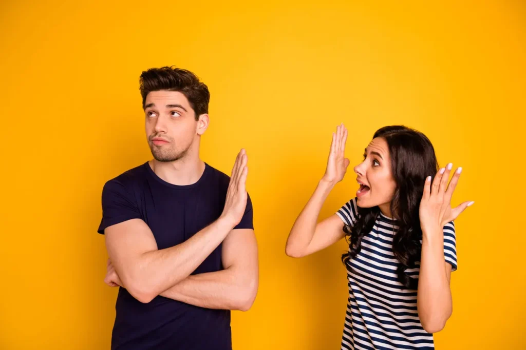 Intransigente significa rifiutare il compromesso, restare fedeli ai propri principi senza cedere. Può essere un segno di forza, ma anche di chiusura.