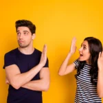 Intransigente significa rifiutare il compromesso, restare fedeli ai propri principi senza cedere. Può essere un segno di forza, ma anche di chiusura.