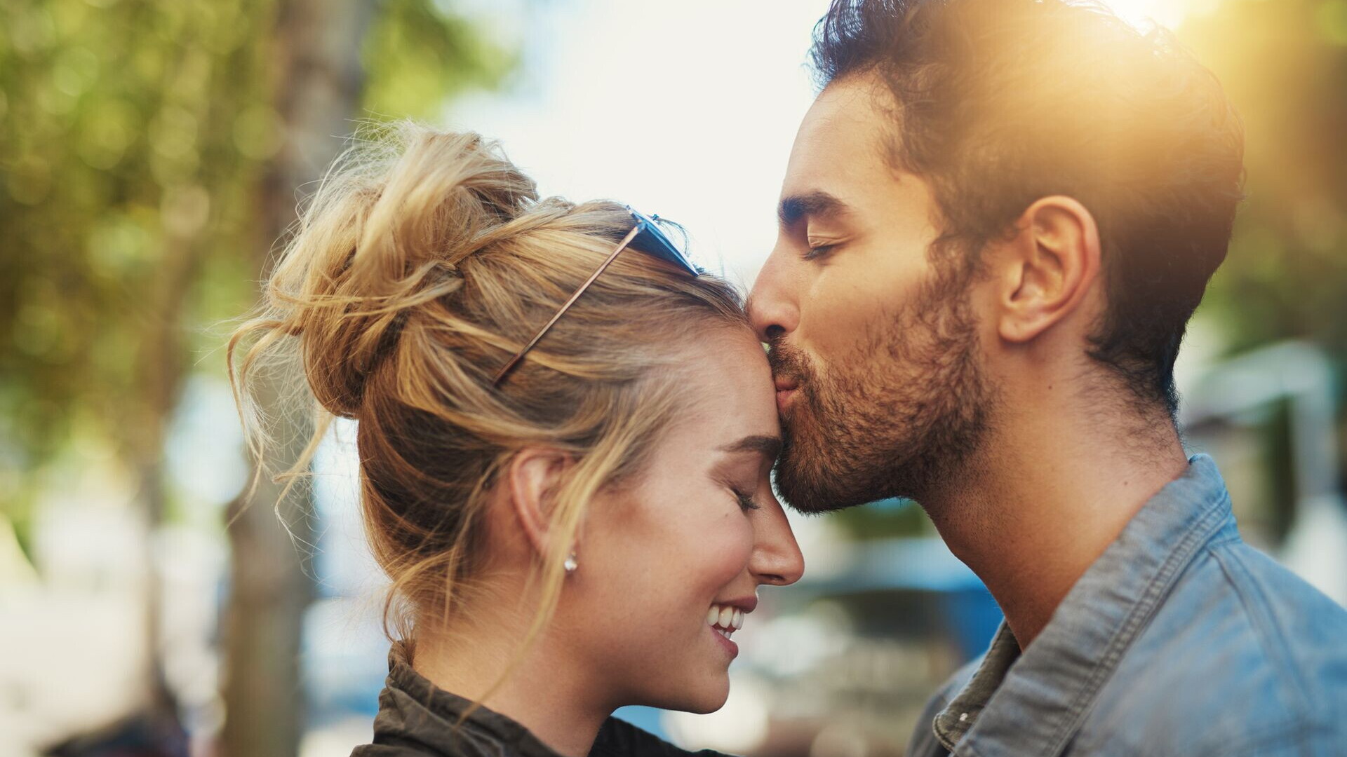 Che cosa significa il bacio sulla fronte?