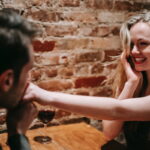 Che cosa significa il bacio sulla mano?